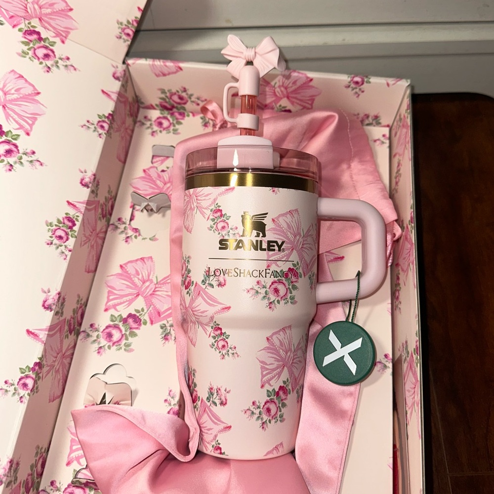 Stanley x Love Shack Fancy Holiday Quencher 20 oz Rosa Beaux Pink